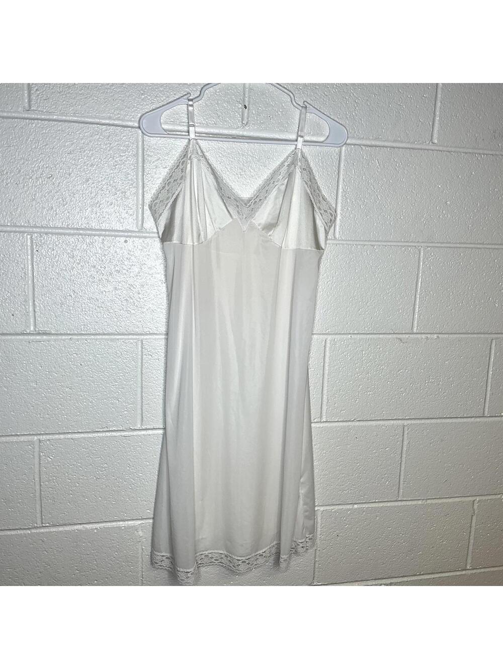 < Vintage Vanity Fair White Lace Trimmed Slip Dress >